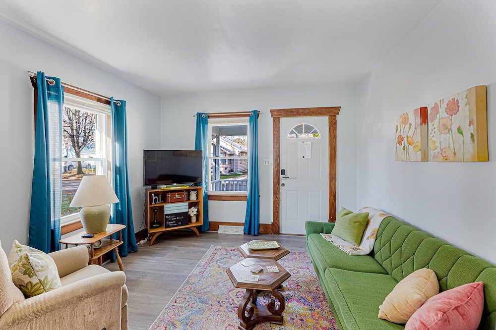 *cute city bungalow, close to downtown, hospital and dogs welcome*