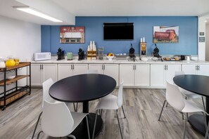 Free daily continental breakfast  - Baymont by Wyndham Laredo (Laredo)