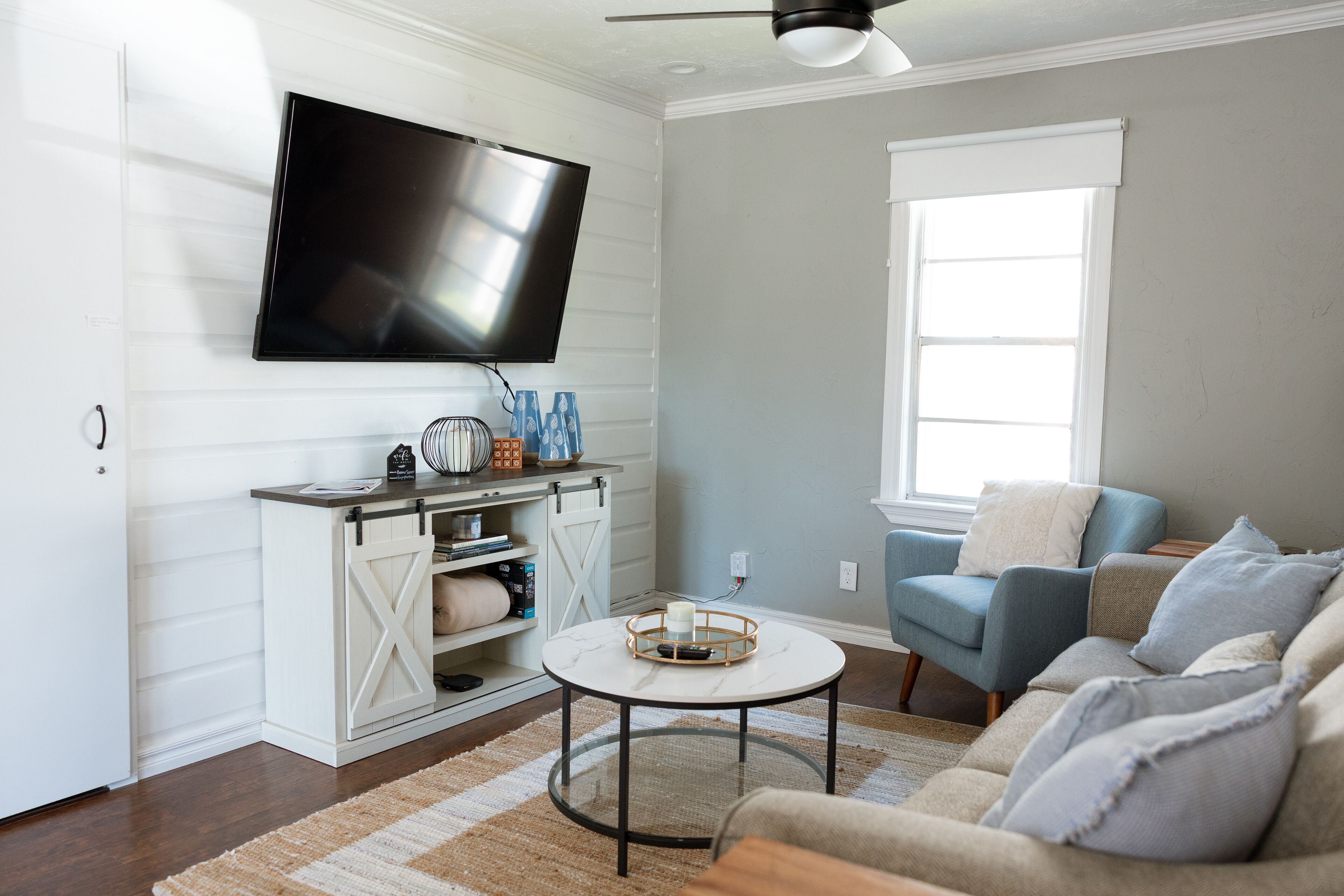 Una Smart TV, una chimenea, una mesa de tenis de mesa, libros