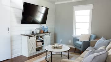 Una Smart TV, una chimenea, una mesa de tenis de mesa, libros