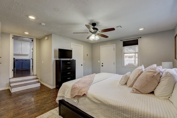 3 slaapkamers, een strijkplank/strijkijzer, gratis wifi, beddengoed