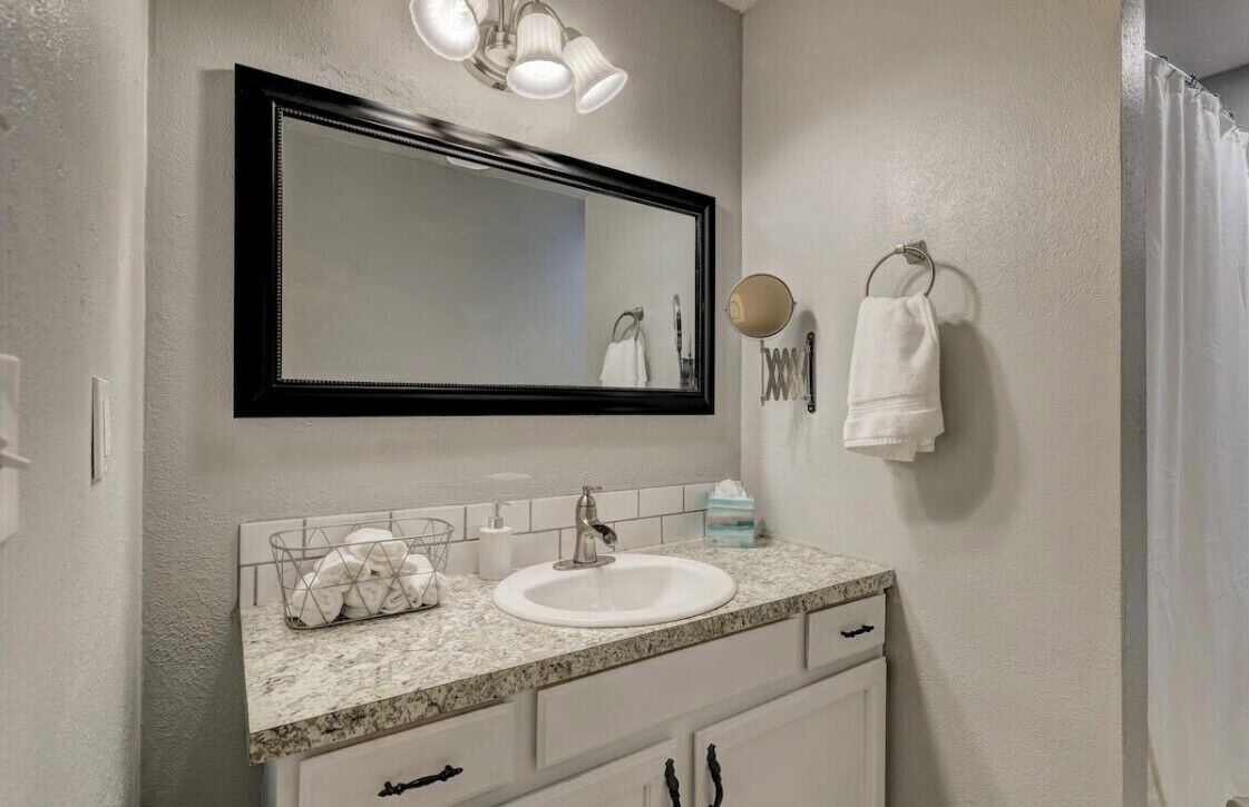 シャワー付き浴槽、ヘアドライヤー、タオル、石鹸