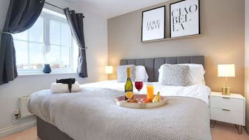 4 Schlafzimmer, Schreibtisch, Bügeleisen/Bügelbrett, Reisekinderbett