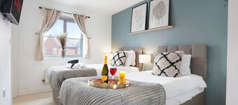 Grange House • Free Parking • Garden • Super-Fast Wifi • Smart TVs with Netflix • Yoko Property
