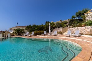 Een verwarmd zwembad