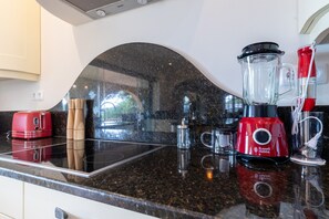 Een koelkast, een microgolfoven, een oven, een kookplaat