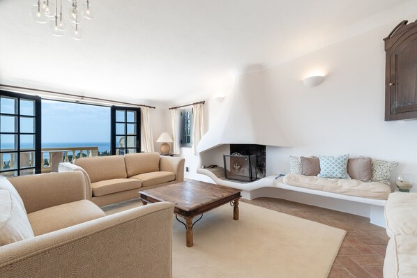 Smart-tv en een open haard