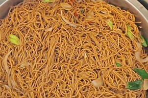 Primer plano de un plato con fideos y verduras.