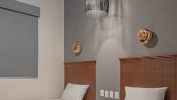 Escritorio, wifi gratis y ropa de cama
