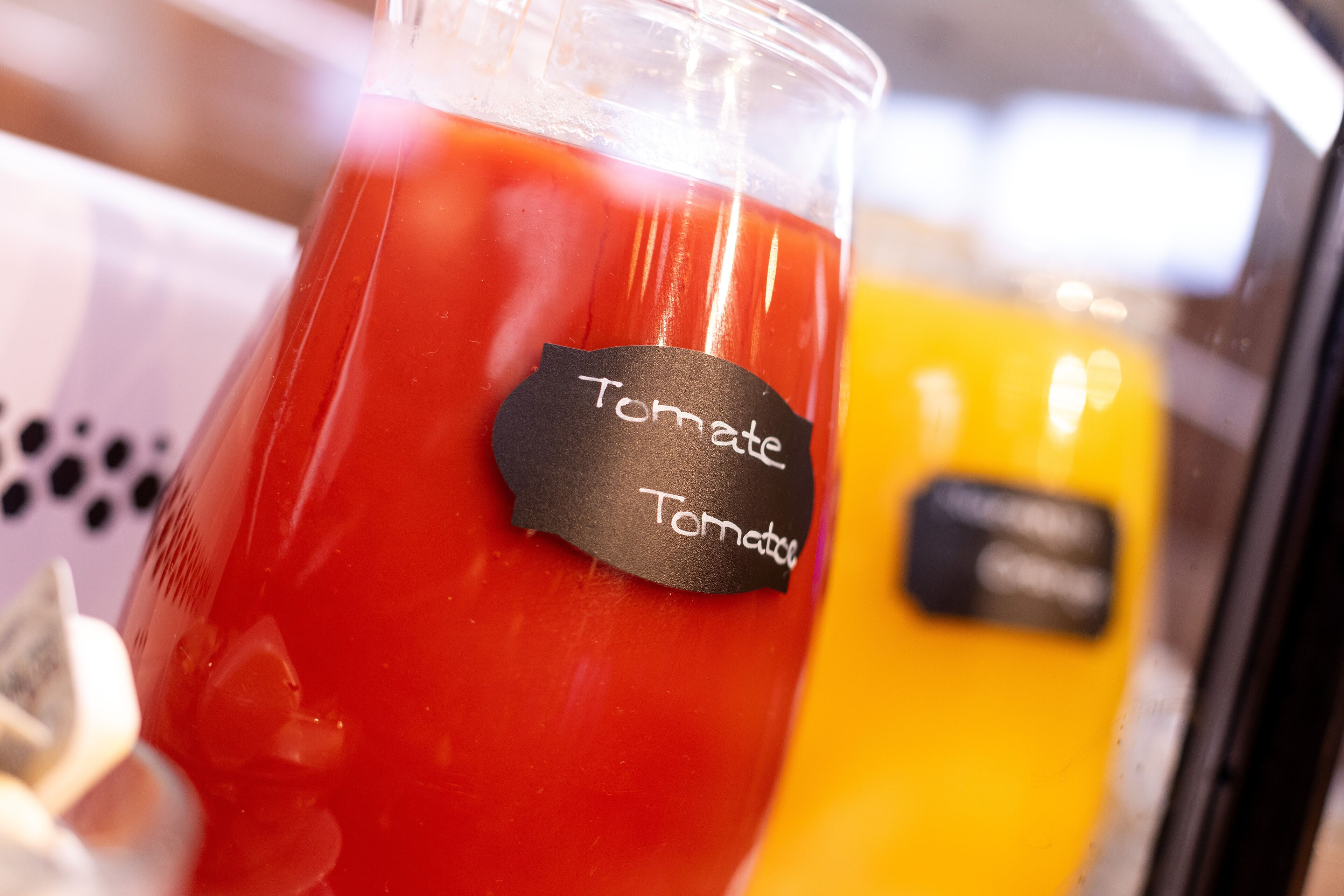 Ein Glas mit dem Aufkleber 'Tomato'.