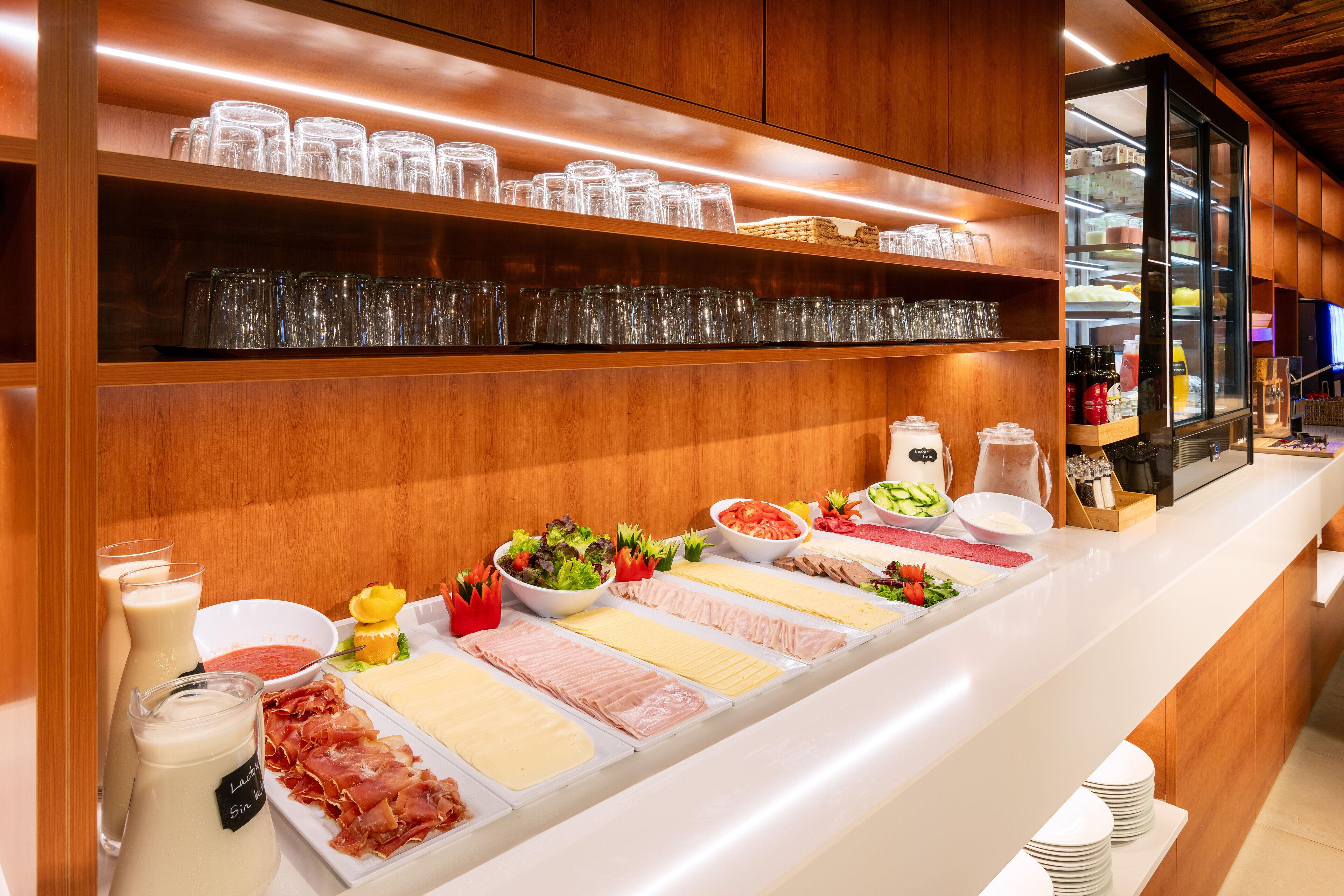 Un buffet proposant une variété de plats et de boissons.