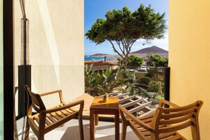 Quarto casal superior, sacada | Edredons de pluma, cofres nos quartos, cortinas blackout