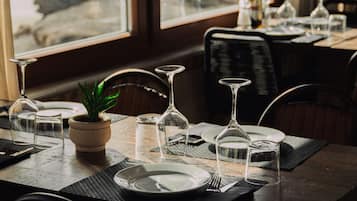 2 restaurants, serveren ontbijt, lunch, diner, Mediterrane gerechten