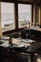 2 restaurantes; se sirve desayuno, almuerzo y cena; cocina mediterránea