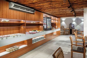 2 restaurantes; se sirven desayunos, comidas y cenas