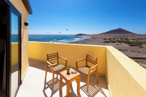 Quarto casal superior, sacada, vista para o mar | Edredons de pluma, cofres nos quartos, cortinas blackout