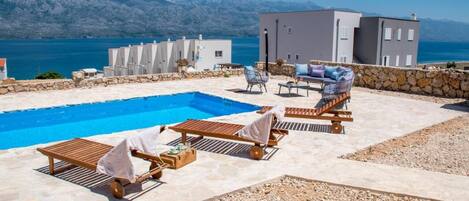 Piscine extérieure (ouverte en saison), parasols de plage