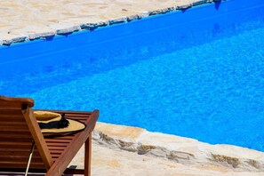 Seasonal outdoor pool, pool umbrellas, sun loungers - Wild Wind Residence (Razanac)