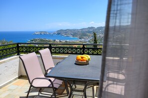 Outdoor dining - View, Privacy & Comfort - Cretan Villa (Agia Pelagia)