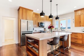 Réfrigérateur, four à micro-ondes, un four, surface de cuisson