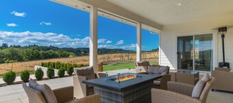 Welcome to Oz: A Vibrant Estate with Hot Tub!