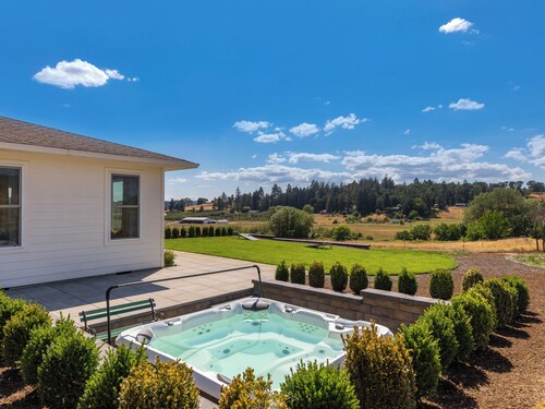 Welcome to Oz: A Vibrant Estate with Hot Tub!