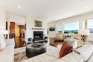 Téléviseur, foyer, jeux vidéo, table de ping-pong