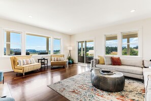 Téléviseur, foyer, jeux vidéo, table de ping-pong