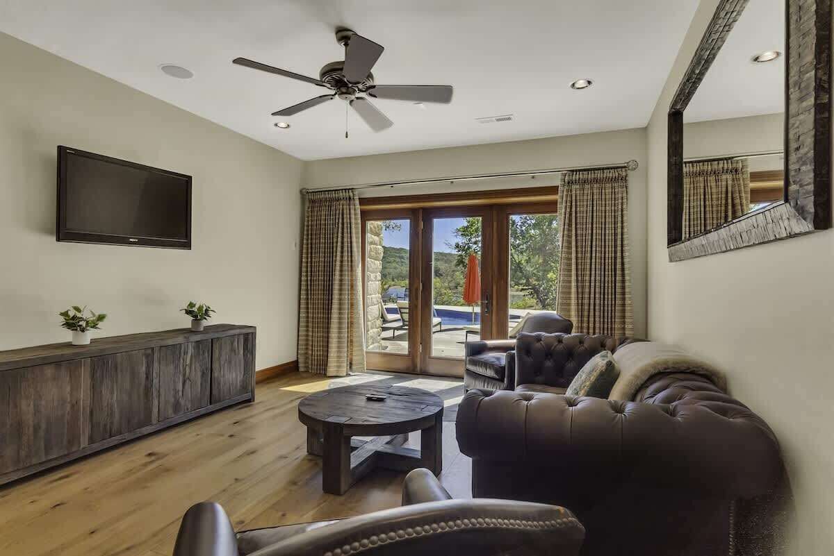 Fernseher, Kamin, Arbeitsbereiche