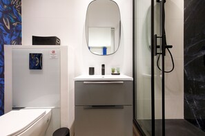 Dusche, Haartrockner, Handtücher, Seife