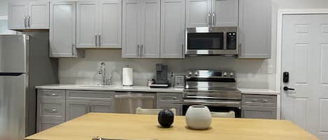 Een koelkast, een magnetron, een oven, een kookplaat