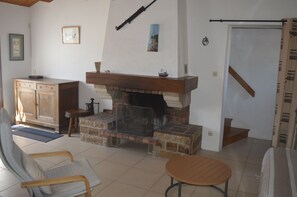 Smart TV, fireplace, DVD player