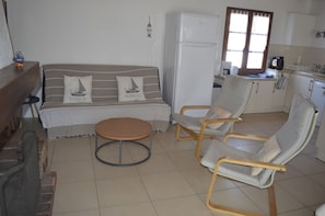 Smart-tv, een open haard en een dvd-speler