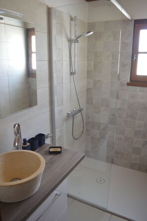 Een douche, een haardroger