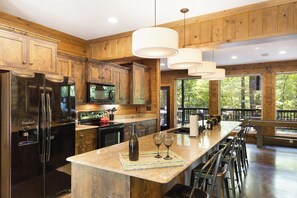 Fridge, microwave, oven, stovetop - Stayhocha: Year-Round Creek Fun,Hot Tub,Waffle bar (Broken Bow)