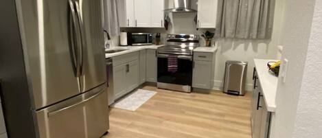 Geladeira, micro-ondas, fogão, cooktop