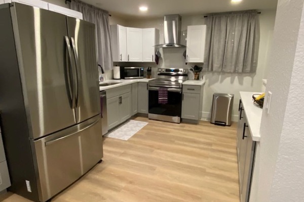 Frigorífico, microondas, horno y placa de cocina