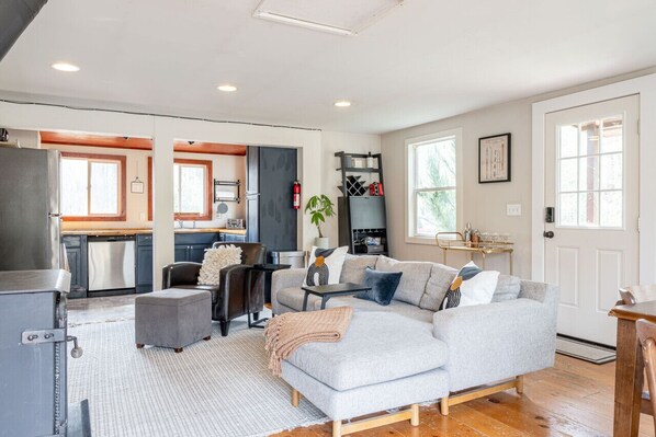Smart TV, fireplace, books, stereo