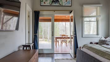 2 bedrooms, desk, iron/ironing board, travel crib