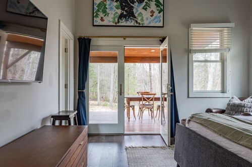 Secluded Couples Spa Sanctuary with HotTub!