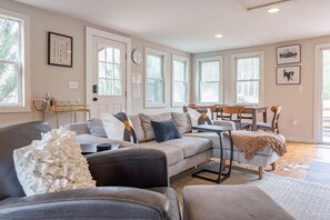 Smart TV, fireplace, books, stereo