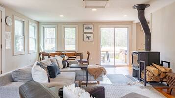 智能电视、壁炉、书、立体声音响