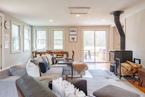 Smart-TV, Kamin, Bücher, Stereoanlage