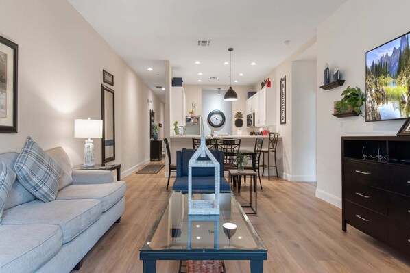 TV, offices - Newly renovated beautiful second floor condo in Bahama Bay (Davenport)