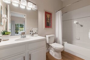 Douche, sèche-cheveux, serviettes fournies