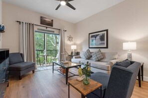 TV, offices - Newly renovated beautiful second floor condo in Bahama Bay (Davenport)