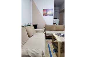 TV - Family-friendly, 72sm Bedroom in Nikaia close to Metro St & Peiraeus Port (Nikea)