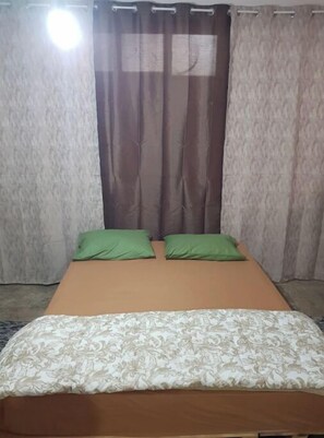 1 chambre, fer et planche à repasser, accès au Wi-Fi (inclus)