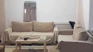 Un salon avec deux canapés, une table basse et un tapis.