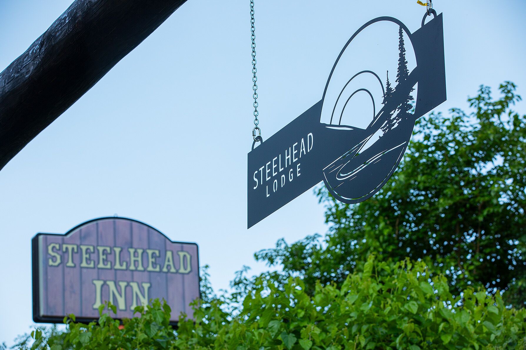 Skilt for Steelhead Inn med en kæde og et logo.